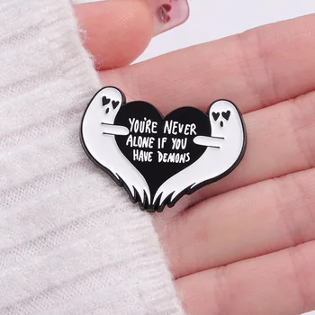 VOCÊ NUNCA ESTÁ SOZINHO, SE VOCÊ TEM SEUS DEMÔNIOS Broche de Metal Heart Crânio de Halloween Emblema do Pin de Lapela Moda Acessórios de Jóias de Presente