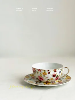 Um conjunto de cerâmica, copos de café, copos e pratos feitos de idade e luz, tão fino como uma folha de papel, fresco e colorido, com corpo estreito